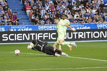 Condujo Raphinha, filtró un pase raso en diagonal, encontrando el desmarque de Lewandowski, que marcó a placer ante Sivera. Se repiten los protagonistas del 0-1 para el 0-2 del Barcelona.