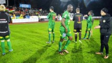 Jugadores del Dalkurd FF aplauden a su afición tras un partido