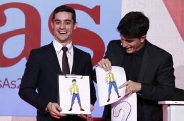 Javier Fernández campeón del mundo de patinaje sobre hielo durante un momento de la gala con el Mago Jorge Luengo