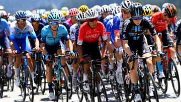 ALPE D'HUEZ, FRANCE - JULY 14: Nairo Alexander Quintana Rojas of Colombia and Team Arkéa - Samsic and the peloton compete during the 109th Tour de France 2022, Stage 12 a 165,1km stage from Briançon to L'Alpe d'Huez 1471m / #TDF2022 / #WorldTour / on July 14, 2022 in Alpe d'Huez, France. (Photo by Tim de Waele/Getty Images)