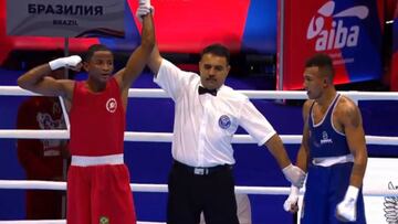 Wanderson de Oliveira celebra su victoria en el Mundial ante Adrián Thiam.
