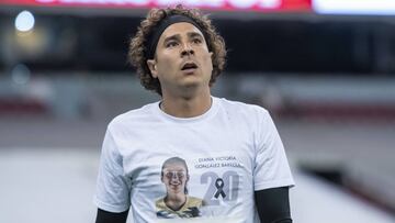 Los elementos de Las Águilas saltaron a la cancha del Estadio Azteca para el calentamiento con una playera en memoria de la fallecida futbolista azulcrema.
