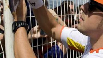 Fernando Alonso firma autógrafos entre los aficionados congregados en Mónaco