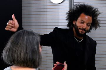 El jugador brasile?o se despide de los periodistas tras la rueda de prensa.