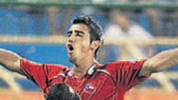 <b>ALEGRÍA. </b>Carmona felicita a Arturo Vidal, la estrella de Chile.