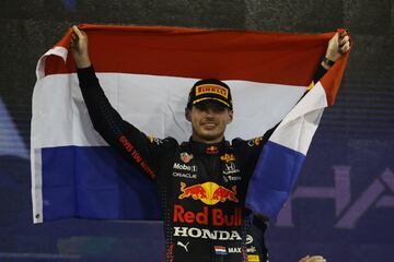 Celebración de Max Verstappen tras proclamarse campeón del mundo de la Fórmula 1 en el circuito de Yas Marina. 