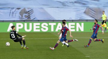 ??MARCA ASENSIO!! ?Recibi¨® el bal¨®n filtrado perfecto de Kroos en su propio campo, se fue en velocidad hacia la porter¨ªa y bati¨® a Aitor con un disparo raso y cruzado!