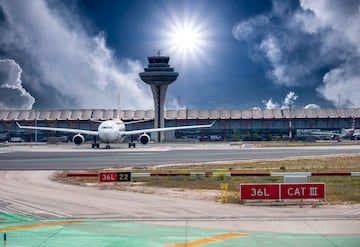 El aeropuerto ubicado en el distrito de Barajas es el primer aeropuerto espa?ol por trfico de pasajeros, carga area y operaciones, as como el quinto de Europa y decimoquinto del mundo por nmero de pasajeros. En el ranking global se encuentra en la posicin 50?.