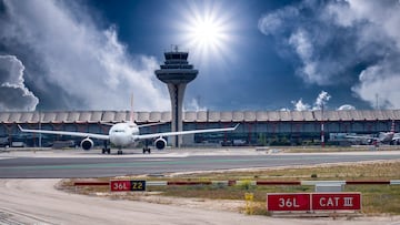 El aeropuerto ubicado en el distrito de Barajas es el primer aeropuerto español por tráfico de pasajeros, carga aérea y operaciones, así como el quinto de Europa y decimoquinto del mundo por número de pasajeros. En el ranking global se encuentra en la posición 50º.