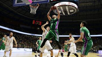 James Augustine entrando a canasta