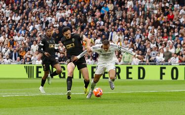 Derribo de Tárrega sobre Mbappé, evitando el mano a mano que buscaba ya el francés dentro del área valencianista. El VAR corroboró la pena máxima.