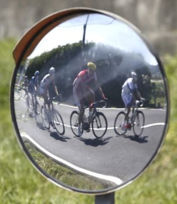Un grupo de escapados durante el inicio de la cuarta etapa de la Vuelta a España 2013 entre las localidades de Lalín (Pontevedra) y Fisterra (A Coruña), de 186,4 kilómetros.