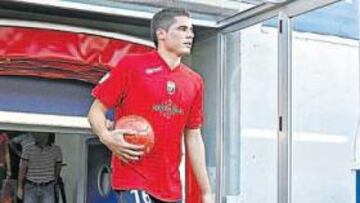 <b>ESTRENO. </b>Javi García, en el momento de saltar al césped del Reyno.