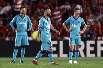 2-0. Gerard Piqué, Leo Messi y Frenkie De Jong tras marcar Vadillo el segundo gol de penalti.