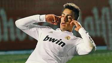 El delantero del Espanyol regresa a la disciplina blanca… ¡11 años después! El gallego (nació en Stuttgart, pero de muy niño se trasladó a Galicia, de donde era originaria su familia) militó dos temporadas en el Castilla, entre 2010 y 2012, y en la segunda de esas campañas fue uno de los héroes del último ascenso del filial. Joselu llegó a debutar con el primer equipo de la mano de Mourinho. Jugó dos partidos… ¡y en ambos marcó! Jugó seis minutos en la goleada (8-1) al Almería en la última jornada de la 2010-11 y 12’ en la vuelta de dieciseisavos de Copa contra la Ponferradina (5-1) la temporada siguiente. Ha pasado por Hoffenheim, Eintracht, Hannover 96, Stoke City, Deportivo, Newcastle, Alavés y el propio del Espanyol antes de regresar al club blanco. Llega como internacional, flamante condición que estrenó en marzo con un doblete a Noruega.