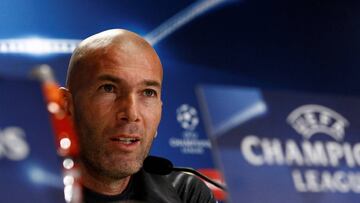 Football Soccer - Real Madrid news conference - Stadion Wojska Polskiego  - Warsaw, Poland - 1/11/16. Real Madrid&#039;s coach Zinedine Zidane speaks during news conference before their match with Legia Warszawa tomorrow. REUTERS/Kacper Pempel