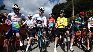 Los ciclistas Matteo Jorgenson, Tadej Pogacar y Mads Pedersen posan antes de la salida neutralizada de la sexta etapa de París-Niza, que finalmente fue cancelada por los fuertes vientos en la zona.