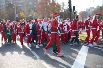 Decenas de personas durante la XIII Carrera de Papá Noel, a 22 de diciembre de 2024, en Madrid (España).