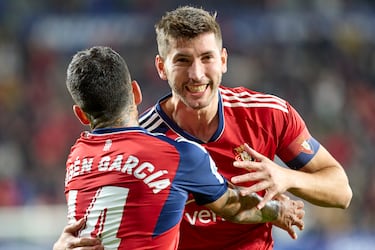 Canterano y capitán, David García simboliza el carácter rojillo. En 2022, su liderazgo defensivo y regularidad le permitieron alcanzar los 20 millones de valor de mercado. Su nombre sonó para clubes de mayor peso, pero su fidelidad a El Sadar lo mantuvo como referente osasunista, con quienes disputaría 305 partidos a lo largo de 10 temporadas antes de fichar por el Al-Rayyan qatarí en 2024. 
