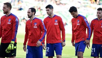 Los jugadores del Atlético, antes de enfrentarse al Betis.