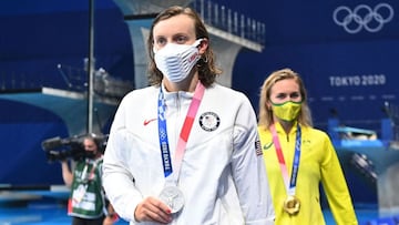 Katie Ledecky, con su medalla de plata, tras ser superada por la australina Ariarne Titmus, a su espalda, en la final de los 400 libres.