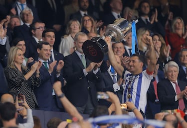 El conjunto txuri‑urdin celebra sobre el césped el título de la Copa del Rey, logrado tras una final que se resolvió en la tanda de penaltis.