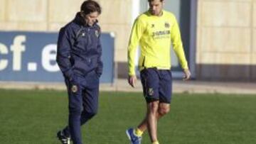 Dorado charla con Marcelino en el entrenamiento.