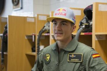 El piloto de Suzuki Maverick Viñales  ha pilotado el avión de combate F-18 de la Base Aérea de Zaragoza, con el que ha pasado del asfalto del circuito de MotorLand, donde competirá el próximo domingo en MotoGP, al cielo de Aragón. Viñales, cuyo nombre, Maverick, se debe al fervor que sentía su padre, Ángel, por el protagonista de la película "Top Gun" que protagonizaba Tom Cruise, y en el que interpretaba el papel de un piloto de combate, ha logrado hoy hacer realidad otra de sus pasiones al subirse a un caza del ejército español.