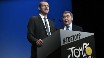 General Director of the Tour de France, France's Christian Prudhomme (L), flanked by five-time Tour de France winner, Belgium's Eddy Merckx, speaks on stage during the presentation of the official route of the 2019 edition of the Tour de France cycling race in Paris on October 25, 2018. (Photo by STEPHANE DE SAKUTIN / AFP)