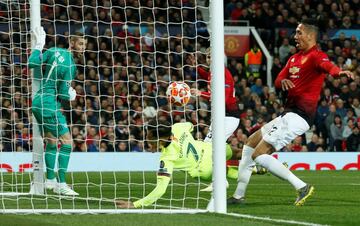 0-1. Luke Shaw marcó el primer gol del Barcelona en propia puerta.