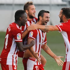 El Almería se engancha a la pelea por el ascenso directo a costa del Rayo