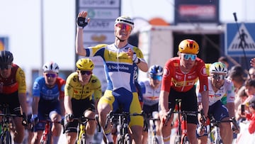 POZOBLANCO (CÓRDOBA), 21/02/2026.- El ciclista belga Tom Crabbe del Flanders Baloise gana este sábado la cuarta etapa de la Vuelta ciclista Andalucía entre Montoro y Pozoblanco (Andalucía). EFE/ Salas