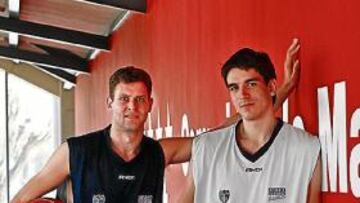 <b>SUPERVIVIENTES. </b>Jasen y Carlos Suárez reviven los años felices.