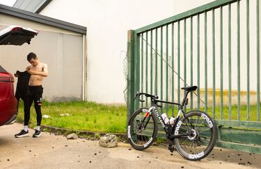 Cada mañana, Juan amanece sobre las 8/8:30 y se prepara el medido desayuno. “Tenemos que llegar a unos valores nutricionales que nos pide el equipo. Peso la comida y listo. Tostada, filadelfia, salmón, cereales… es lo habitual”, dice el de Jávea a AS, que se cambia en el maletero de su vehículo.