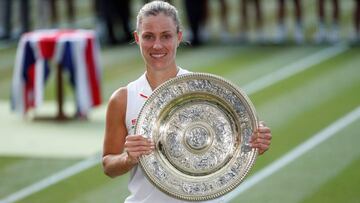 Angelique Kerber posa con el trofeo de campeona de Wimbledon 2018.