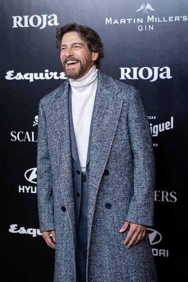 Félix Gómez atiende a los medios en el posado de la gala de entrega de los Premios Hombres del Año Esquire en el Casino de Madrid.