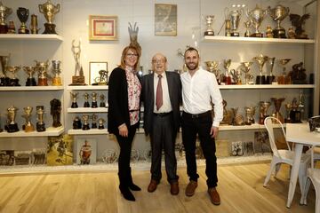 Julio Jiménez entre Azucena y José Antonio, impulsores del Museo. 