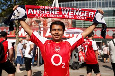 Seguidores del Arsenal se despiden de Wenger.