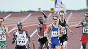 <b>BAALA LA LIÓ. </b>Baala (dorsal 556) tiró a Baba al suelo y Komen tropezó con él. Gebremehdin (536) también fue empujado, se agarró a Higuero (510) e impidió su avance.