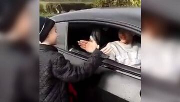 ¿Lo habrá hecho con Alexis? Lingard enseña su saludo a un niño