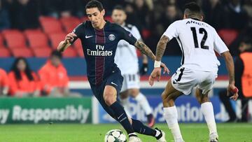 Paris Saint-Germain's Argentinian forward Angel Di Maria (L) vies for the ball with Ludogorets' Madagascan midfielder Anicet Abel during the UEFA Champions League Group A football match between Paris Saint-Germain and PCF Ludogorets Razgrad at the Parc des Princes Stadium in Paris on December 6, 2016. / AFP PHOTO / Miguel MEDINA