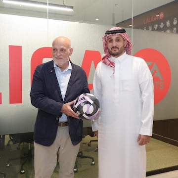 Javier Tebas y Nasser bin Hamad posan con un balón.