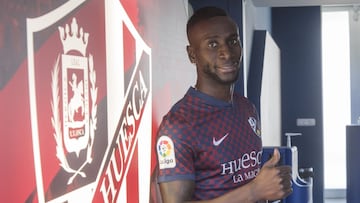 Lago Junior vistió la camiseta del Huesca en la temporada 2021/2022.