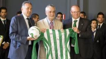 <b>EN LA JUNTA. </b>Griñán, presidente de la Junta, con Mel y Gordillo.