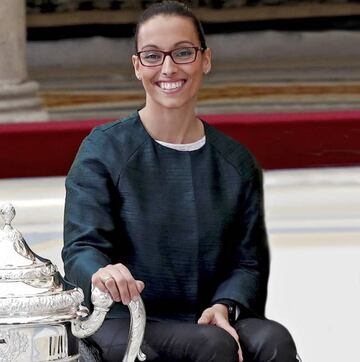 Teresa Perales, junto al trofeo que recibió en los Premios Nacionales del Deporte.