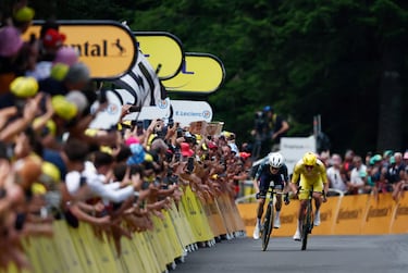 Vingegaard y Pogacar durante el disputado esprint final de la etapa, que ganó el danés.