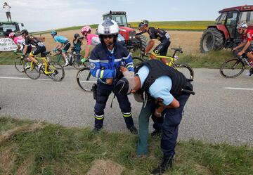 Duras protestas de los agricultores franceses, que usaron gases lacrimógenos, durante la decimosexta etapa de la ronda francesa entre las localidades de Carcasona y Bagnères-de-Luchon. 