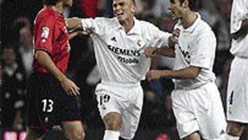 <b>BRONCA</b>. Cambiasso separa a Helguera y García el pasado sábado.