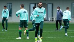 Borja Iglesias, durante un entrenamiento del Betis.