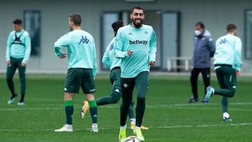 Borja Iglesias, durante un entrenamiento del Betis.